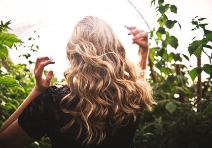 5 astuces pour lisser ses cheveux sans chaleur - Fibrany