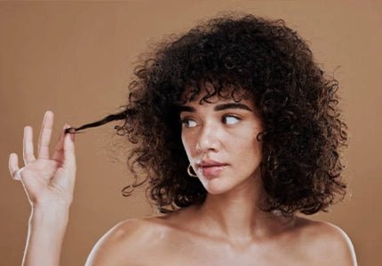 5 causes de sécheresse capillaire des cheveux texturés - Fibrany